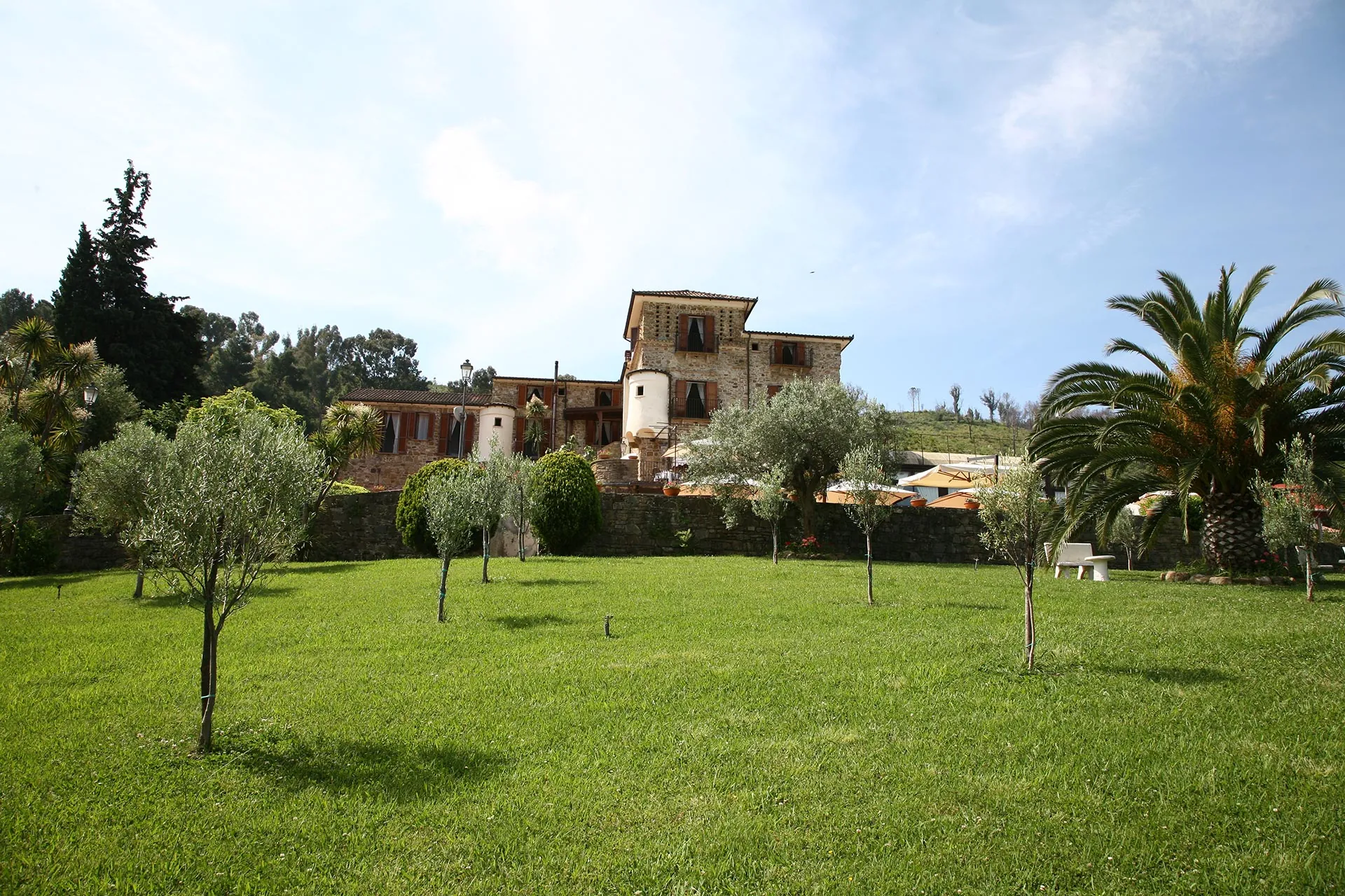 Il prato davanti al casale
